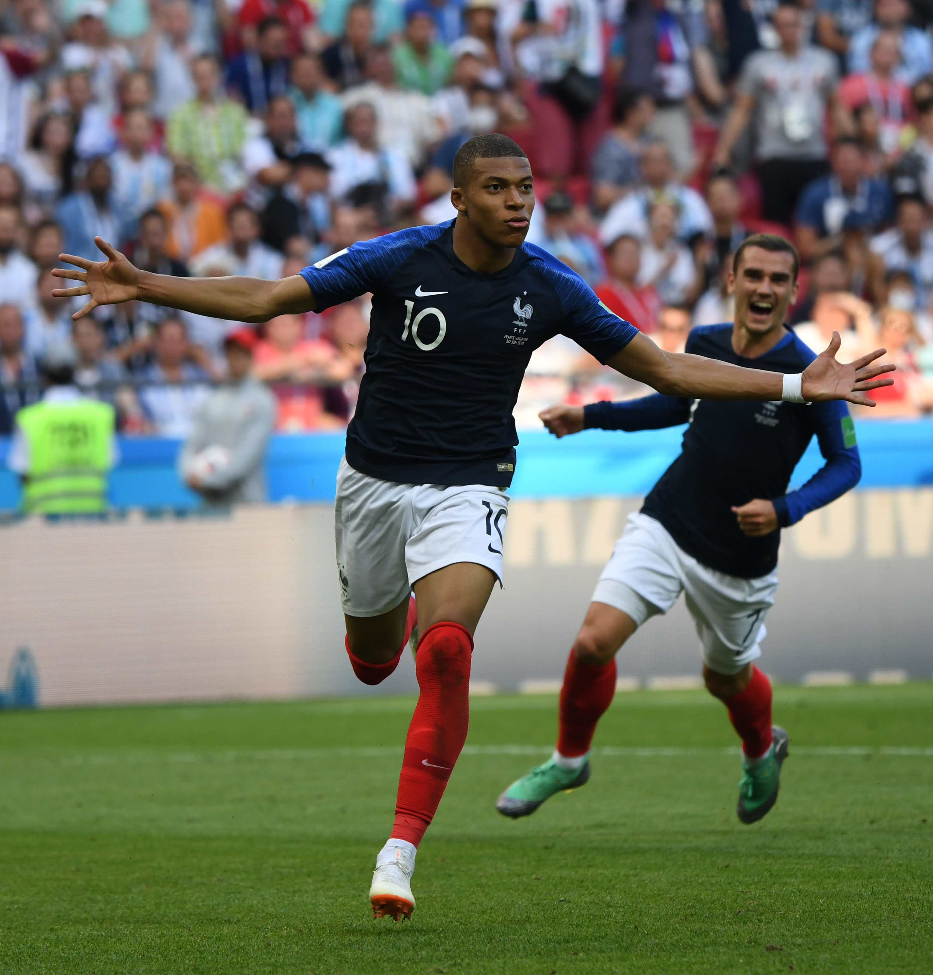 字母哥伤退，雄鹿完成18分大逆转，打赢东部第一活塞（字母哥受伤退赛，雄鹿上演18分翻盘好戏，力克东部榜首活塞）