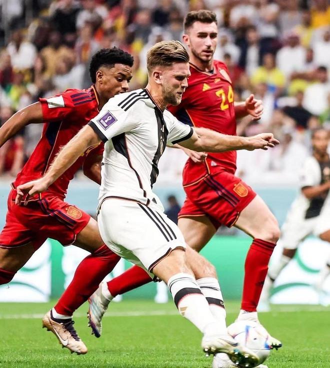 邵佳一告诫小球员：怎么能喝可乐呢，光跟老队员学散漫了（邵佳一提醒小球员：可乐怎能喝？别把老队员的散漫学去了）