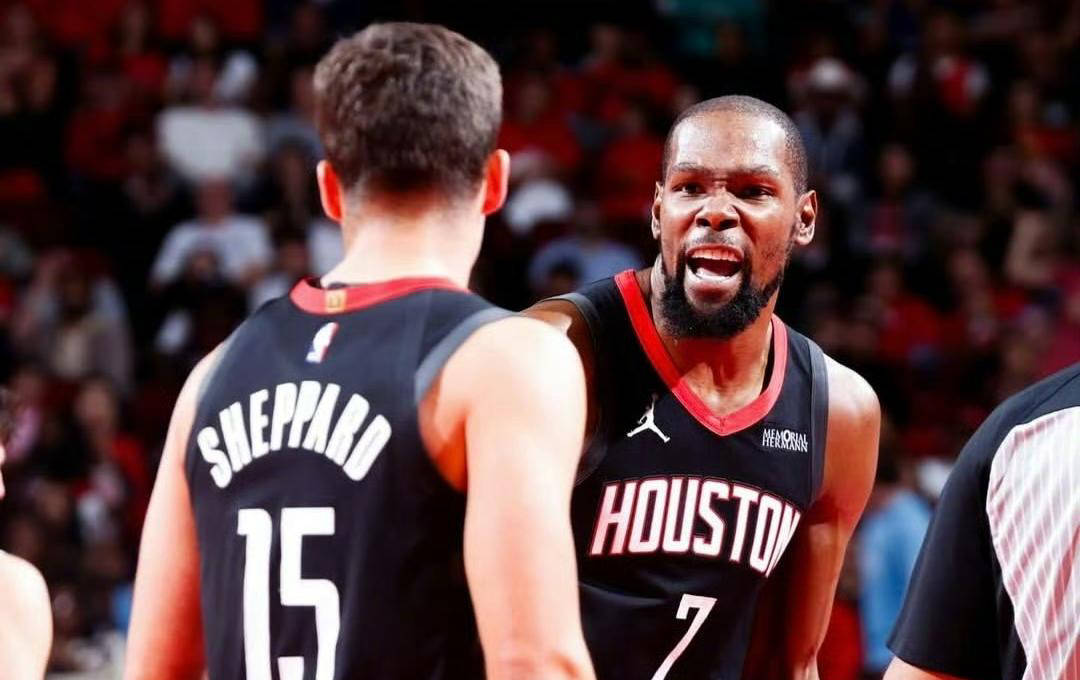 猛龙三大得分手合砍72分，带队终结两连败（猛龙三箭头合力轰下72分，止住两连败）