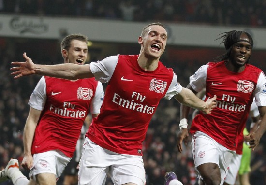 表达崇高敬意，重庆铜梁龙向李章洙赠送冲超纪念球衣（重庆铜梁龙致敬李章洙，赠送冲超纪念球衣）