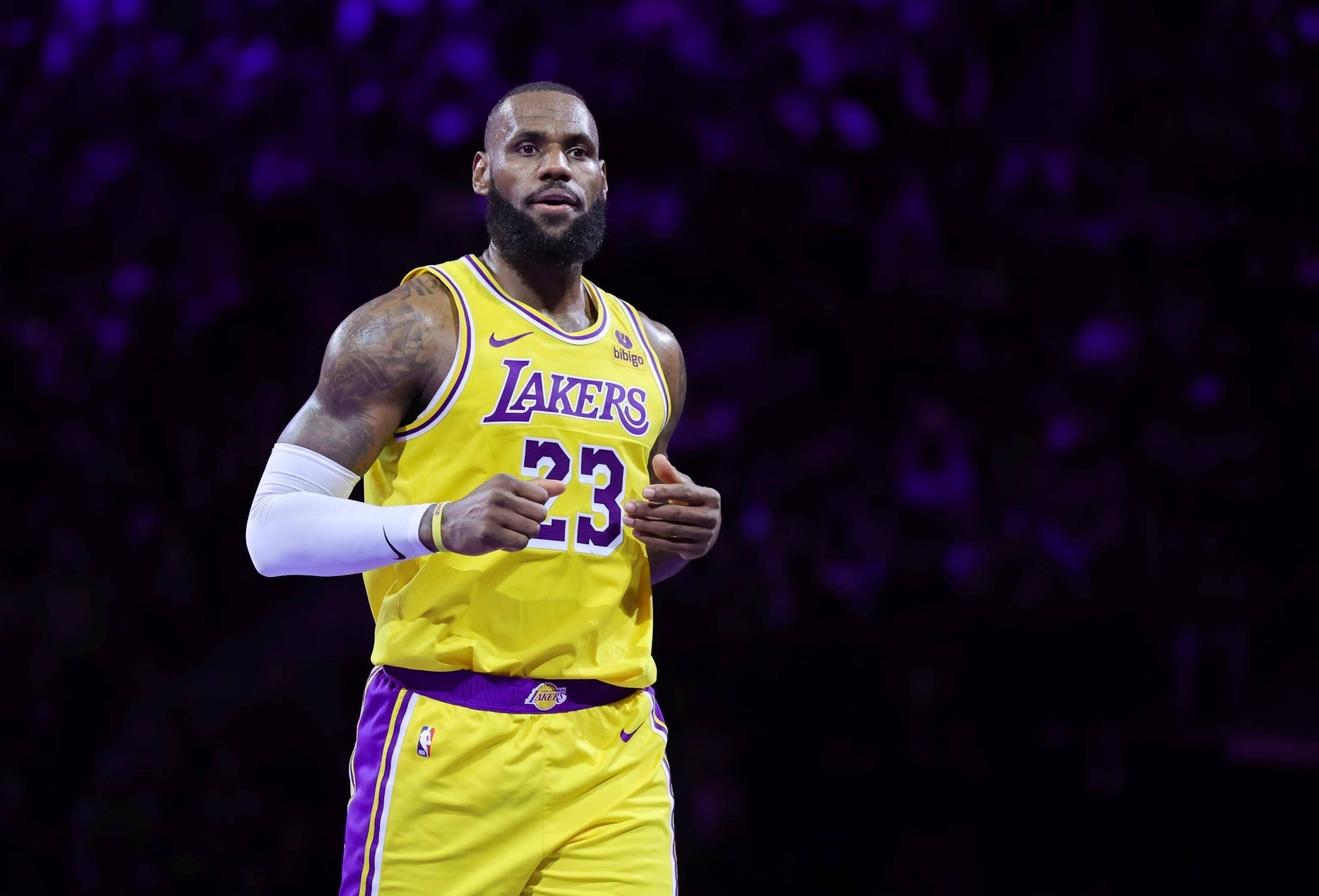 塞维球迷不满球队表现，向球场投掷杂物导致德比战暂停18分钟（塞维利亚球迷不满球队表现向场内掷物，德比战被迫中断18分钟）