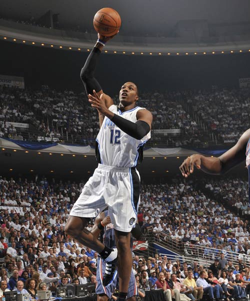 FC26美丽足球：维蒂尼亚、德容领衔，金外脚背夸雷斯马在列（FC26华丽足球阵容：维蒂尼亚、德容压阵，外脚背大师夸雷斯马入选）