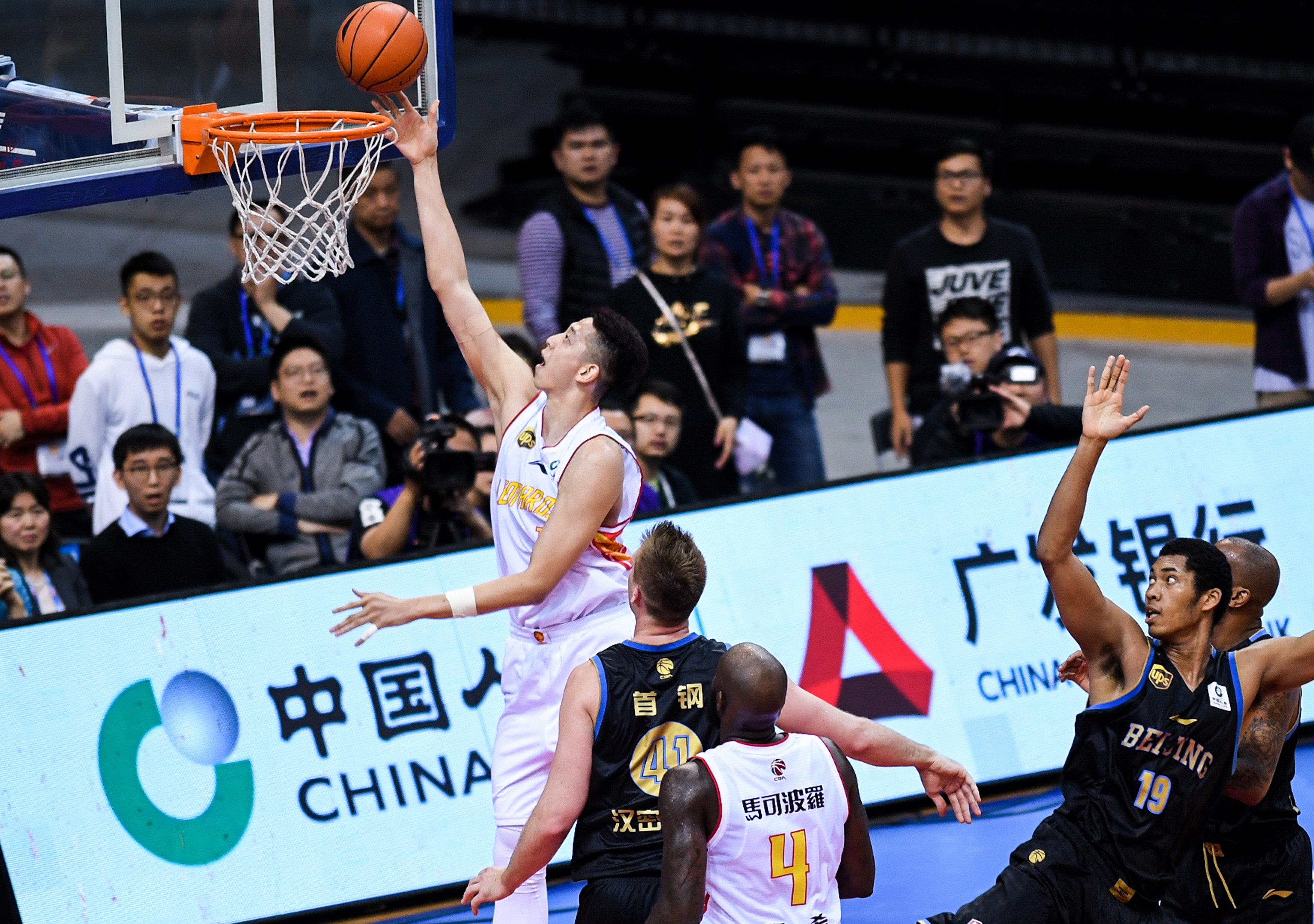 约基奇34+10+9完爆申京，杜兰特14中5探花空砍27分，掘金力克火箭（约基奇34+10+9压制申京，杜兰特14投5中；探花空砍27分，掘金击败火箭）