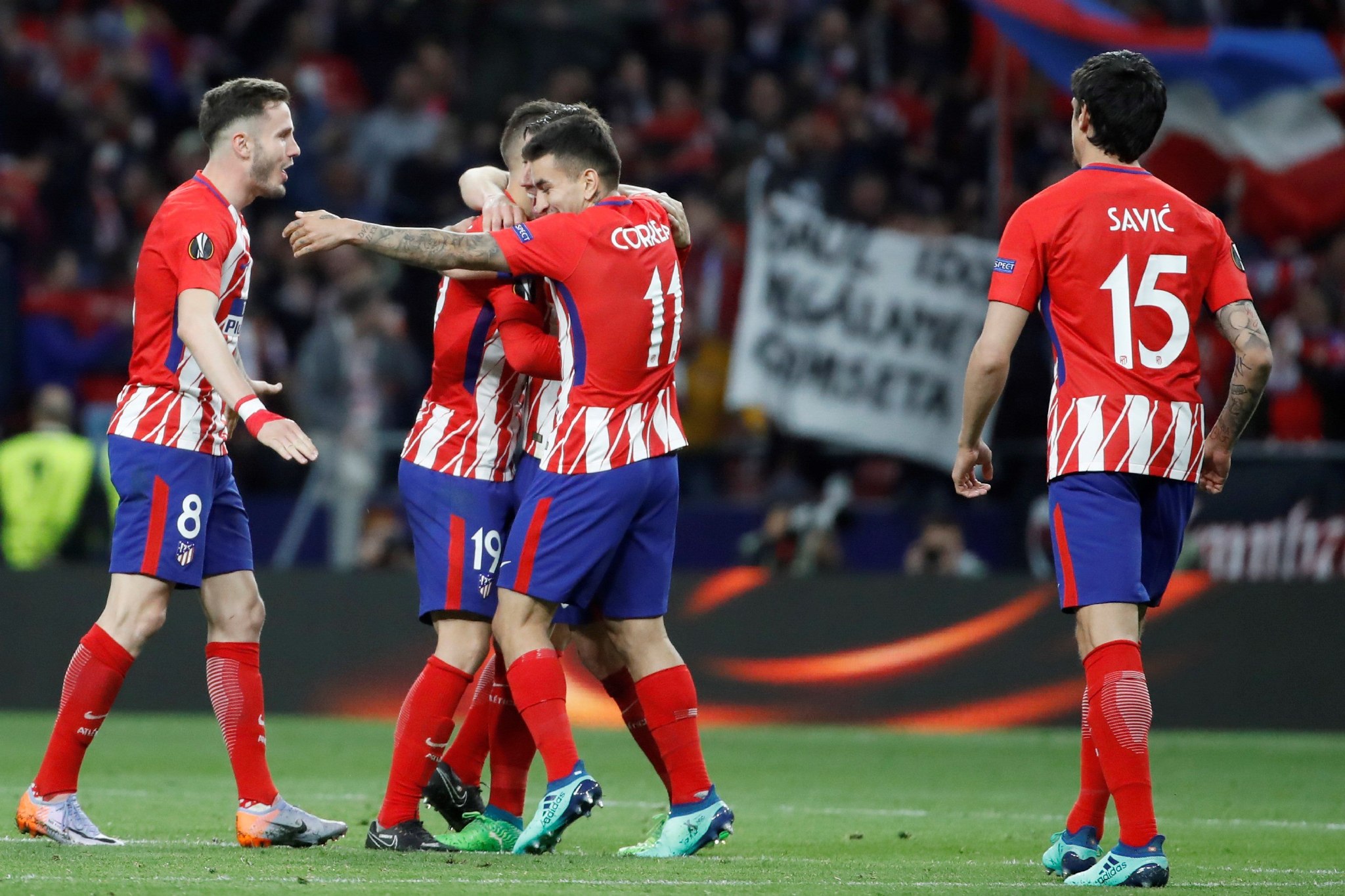 神锋！小蜜蜂前锋蒂亚戈再演梅开二度，联赛13场进11球（锋霸发威！小蜜蜂射手蒂亚戈再度梅开二度，联赛13战轰入11球）