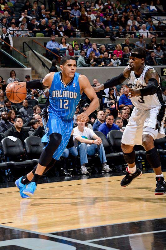 湖人浓眉哥篮下统治力助球队获胜（浓眉内线统治带领湖人取胜）