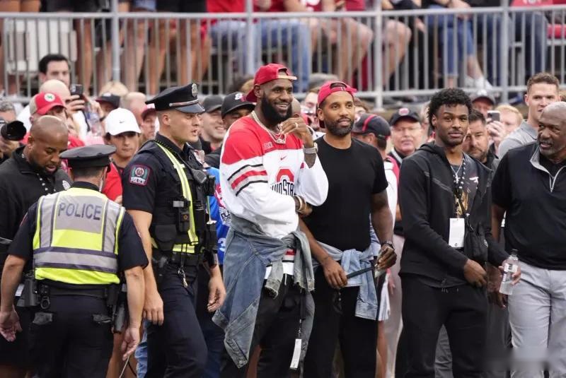 图片报：多特内部认为小贝林踢得过于保守，不过仍然信任他（图片报：多特内部认为小贝林风格偏谨慎，但对他的信任未动摇）