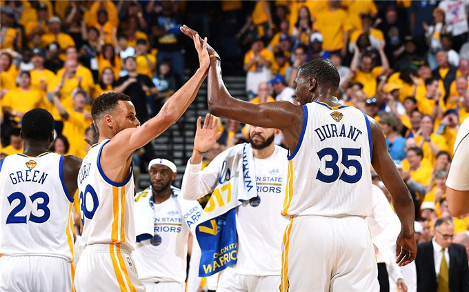 官方：老特拉福德新增6000个安全站立席，本轮正式启用（官宣：老特拉福德增设6000个安全站席，本轮起启用）