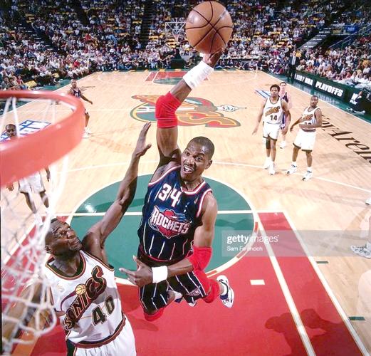 凯恩73场德甲比赛进75球，比同期进球数第二的吉拉西多21球（凯恩德甲73战75球，同期领先吉拉西21球）