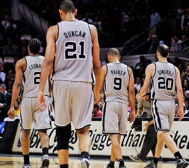 英超前瞻：狼队开局14轮不胜沦为鱼腩，曼联冲击欧战区（英超展望：狼队前14轮无胜势成弱旅，曼联剑指欧战席位）