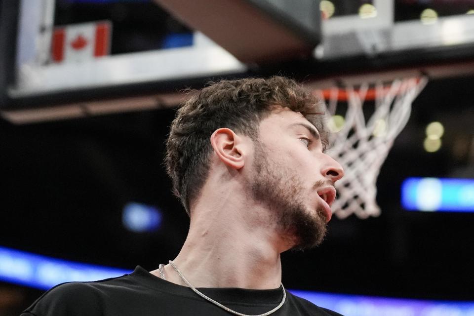 李添荣与李弘权的精彩配合，为观众献上一场篮球盛宴（李添荣与李弘权默契联手，奉上一场震撼的篮球盛宴）