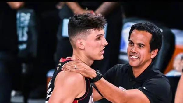 青木还是强啊！格林伍德上演梅开二度，本赛季各项赛事攻入13球（青木火力全开！格林伍德梅开二度，赛季进球已达13球）