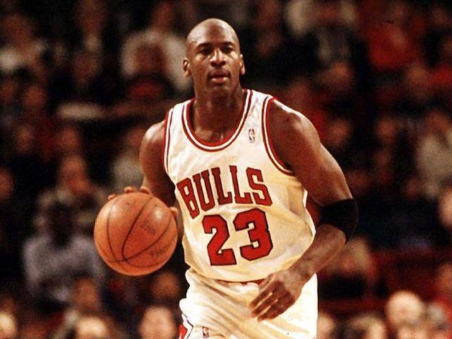 持续对飙！爱德华兹半场18分&唐斯13中9得24分（你来我往！爱德华兹半场18分，唐斯13投9中砍下24分）