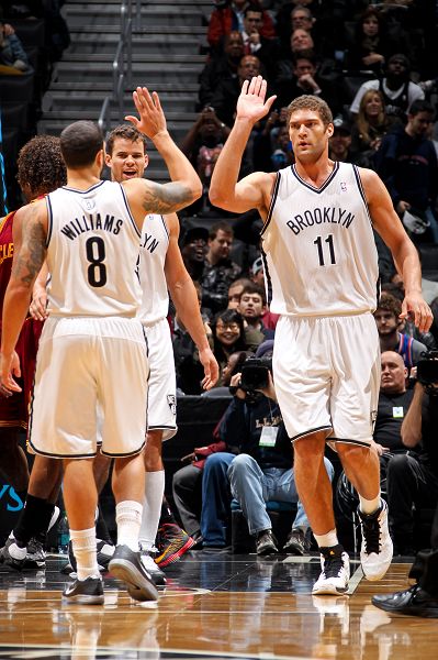 詹姆斯投篮与传球给八村哲的区别解析（詹姆斯投篮与给八村哲传球的差异解读）